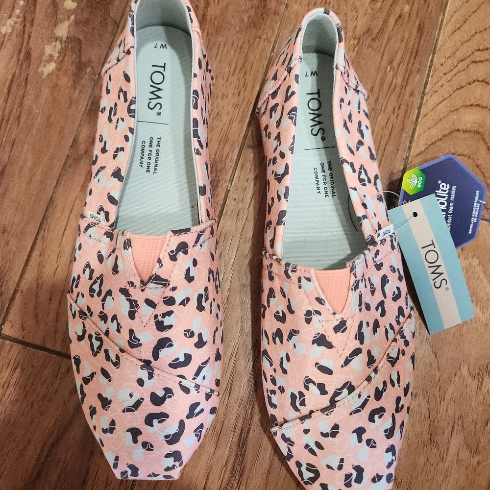 New TOMS Women’s Pink Leopard Slip-On Shoes SZ 7